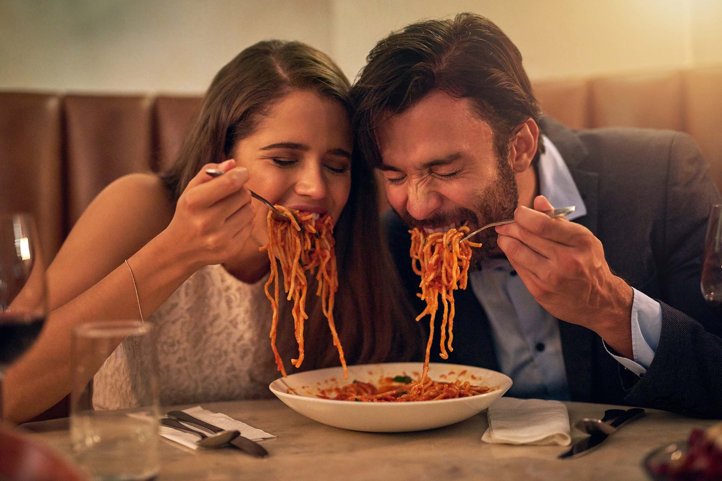Муж постоянно ест. Макарун ест человека. Итальянцы едят макароны. Итальянцы едят спагетти. Девушка ест макароны.